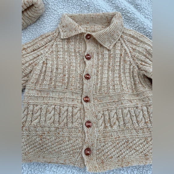 Adorable baby sweater and bonnet set - Picture 6 of 9